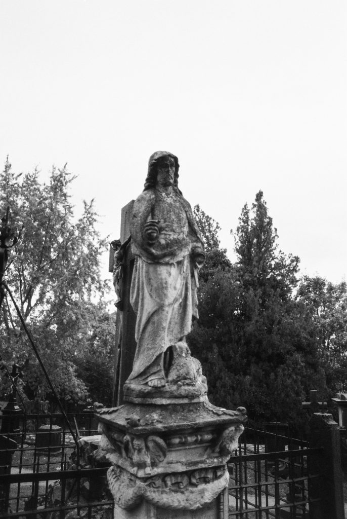 Figur im Schlossgarten Limburg - unbearbeitet Ilford FP4Plus 125